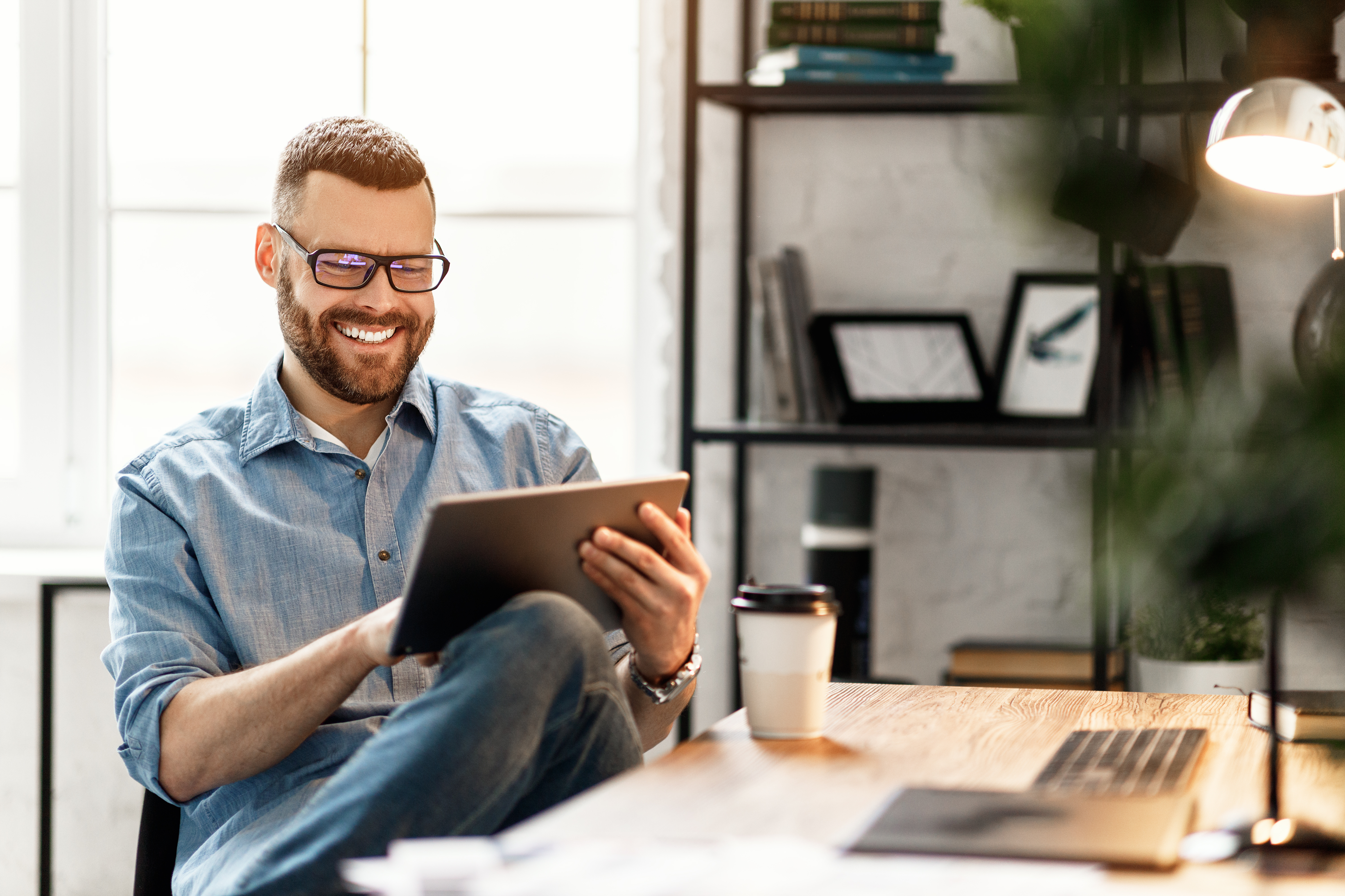 Zelstandige man werkt op tablet