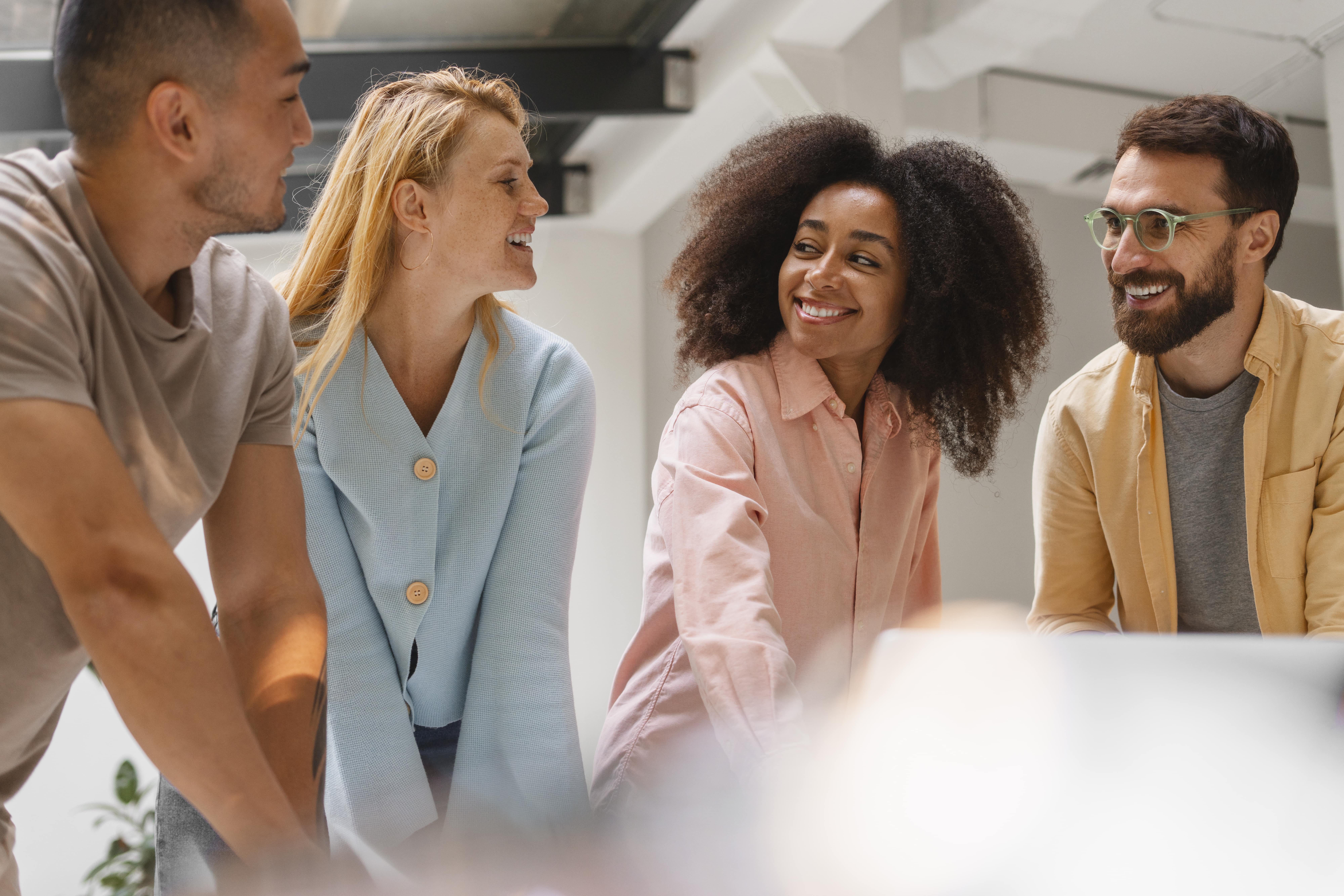 Diverse groep dertigers aan het werk