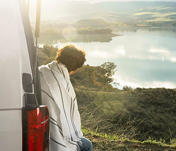 Un homme en voyage regarde un beau paysage avec un lac.