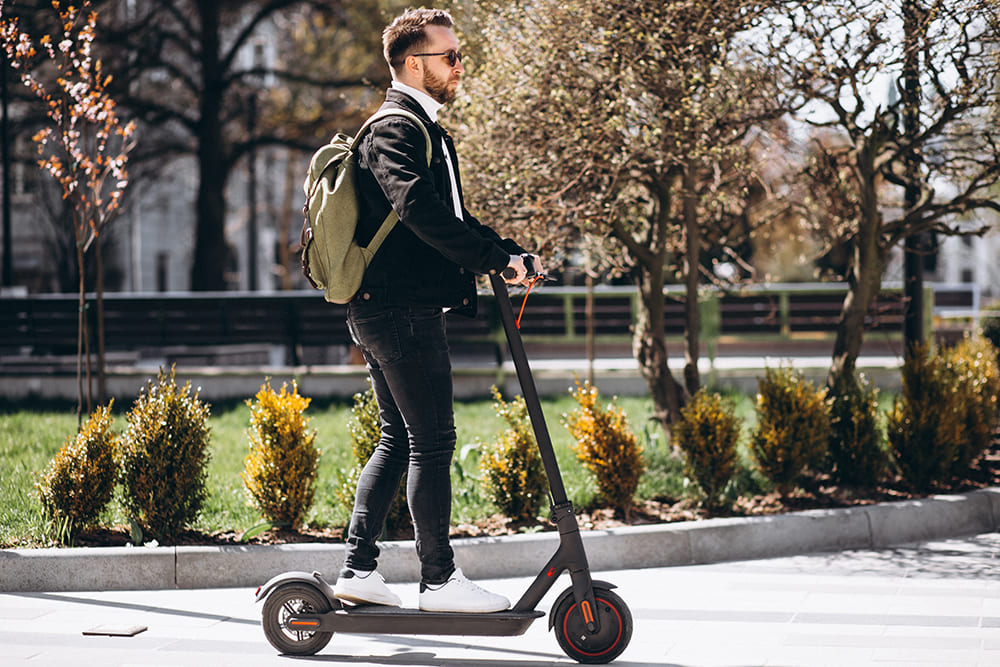 Homme sur trottinette